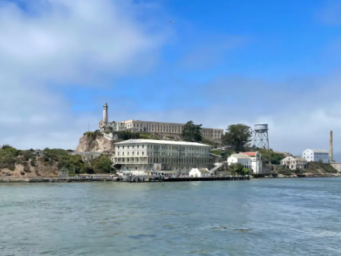 美移民拘留中心“鳄鱼恶魔岛”内部画面曝光